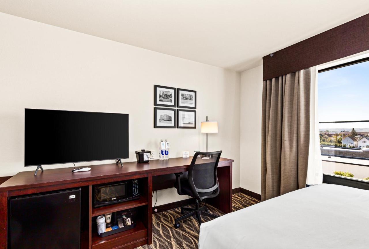 Cobblestone Hotel & Suites Superior Exterior foto